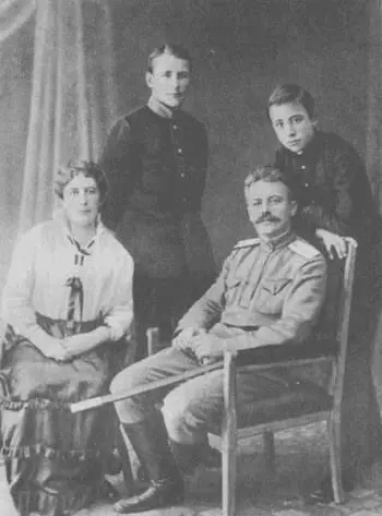 Е Л Шварц с родителями М Ф и Л Б и братом В Л Шварцами 1917 г На - фото 14