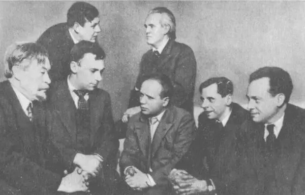 Ленинградские писатели В нижнем ряду слева направо В Я Шишков Ю П Герман - фото 18