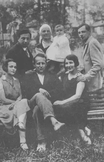 Е Л Шварц в центре Справа И И Слонимская Стоят слева В А Каверин - фото 19