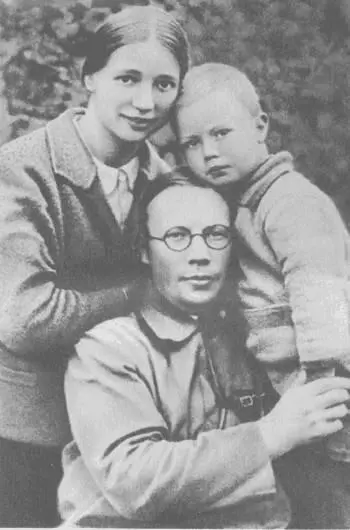 Н А Заболоцкий с женой и сыном Е Л Шварц 1947 г Ленинград В Доме - фото 26