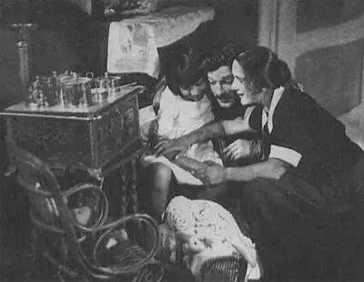 Кадр из фильма Чужие 1926 где Утесов снялся вместе с дочерью Эдит - фото 26