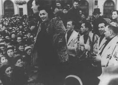 Леонид и Эдит Утесовы выступают на площади Свердлова в Москве 9 мая 1945 г В - фото 33