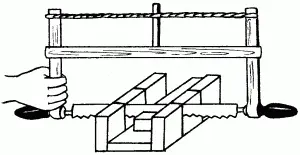 Рис 42 Пиление с помощью распиловочного ящика Доску в распиловочный ящик - фото 42