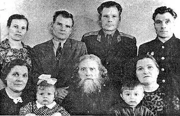 Большая семья отца Димитрия В верхнем ряду второй слева Георгий Дмитриевич - фото 2