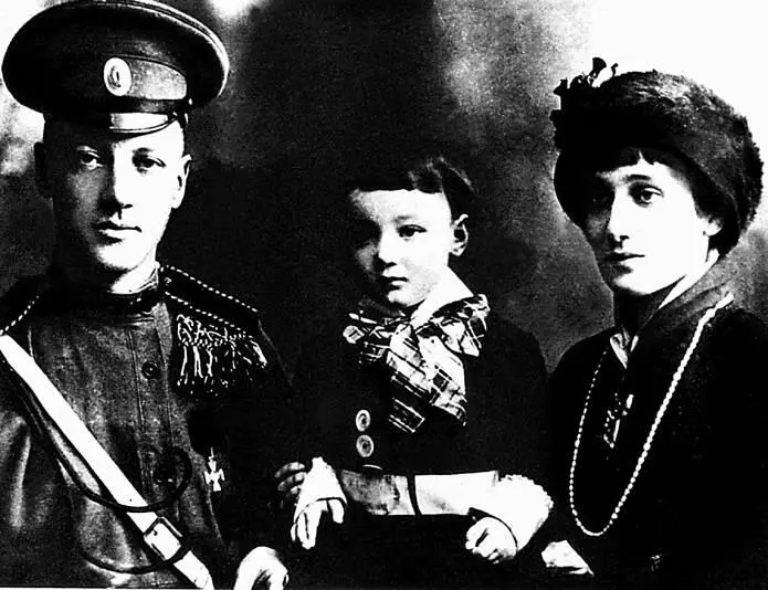 А Ахматова и Н Гумилев с сыном Львом 1915 г После возвращения на фронт - фото 57