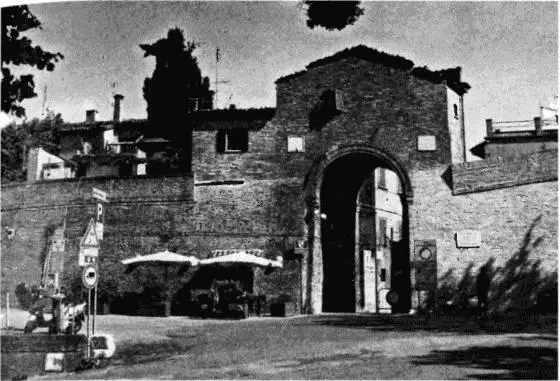 Рис 23 Городские ворота Урбино Фотография 2007 года Рис 24 Улицы - фото 23
