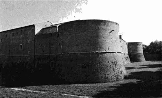Рис 51 Крепость урбинских герцогов в Пезаро Мощное средневековое военное - фото 51