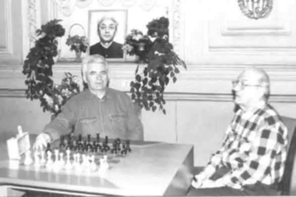 Любимые ученики Зака Борис Спасский и Виктор Корчной под портретом Учителя - фото 28