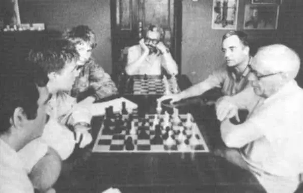 ЦШК нюнь 1988 года Михаил Ботвинник передает свой опыт юным Пикету и Широву - фото 37