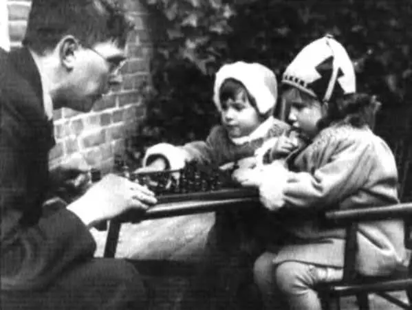 Макс Эйве обучает шахматам своих дочерей Каролину и Элс В 1932 году Сало - фото 46
