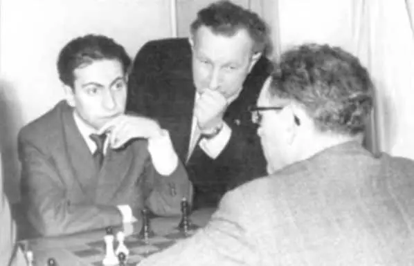 Москва 1960 Маэстро Кобленц наблюдает за совместным анализом Таля и - фото 7