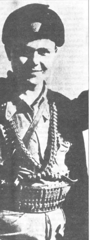Молодой человек из ELAS Греция 1944 год Партизан носит английскую униформу - фото 36