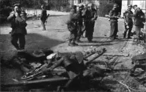 Британские десантники сдаются в плен Группа Хайнке была расколота - фото 54