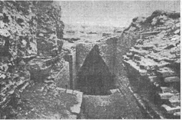 Вход в захоронениемавзолей эпохи третьей династии Ура Раскопки в Уруке - фото 2