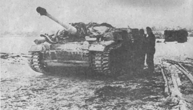 Самоходные орудия здесь с расширенной для Восточного фронта гусеничной лентой - фото 41