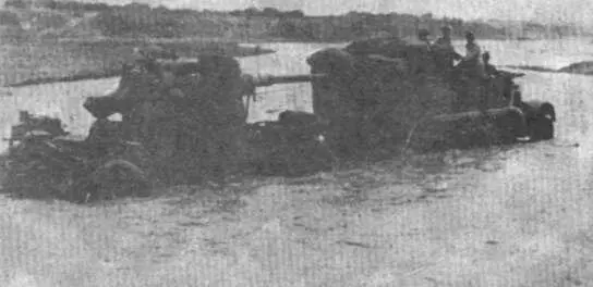 По воде весенней распутицы отходит назад 88мм зенитка Март 1943 года - фото 45