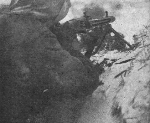 Пулеметчик в долине реки Лучесы У Ржева зима 19421943 годов Эта и - фото 48