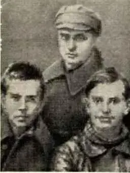 Николай Островский слева с комсомольцами 1922 года Что же касается - фото 30