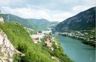 Дрина На дальнем плане Вишеградская ГЭС Справа гора Будковы стены - фото 7