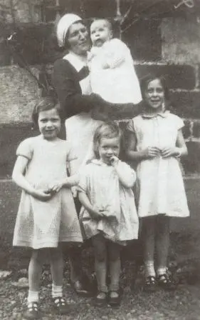 Наконец сын и наследник Джим с няней и сестрами Изабель Бетти и Сьюзан - фото 3