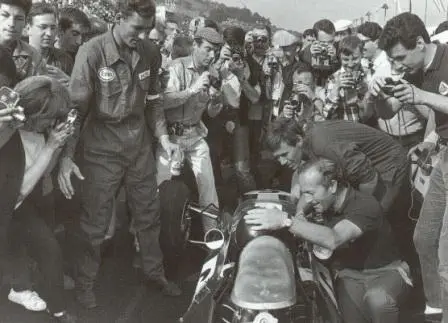 КлермонФерран 1965 года Чепмен поздравляет Кларка с победой Дик Скэммел - фото 17