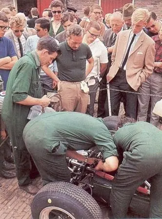 Чепмен следит за работой над машиной в Зантфоорте 1962 год Кларк знал - фото 18