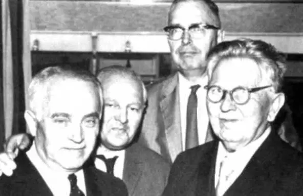 1954 гол Бессменным чемпион Голландии передает свои полномочия Хейну Доннеру - фото 24