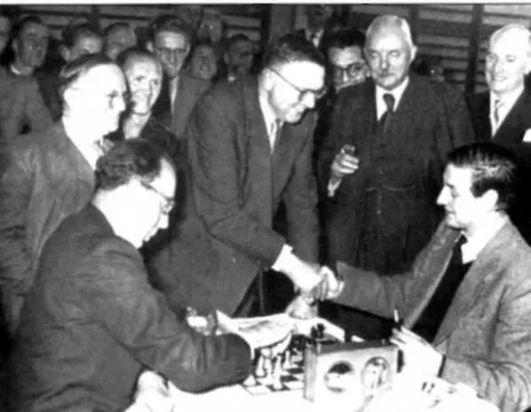 1954 гол Бессменным чемпион Голландии передает свои полномочия Хейну Доннеру - фото 25