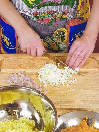 Сваренные вкрутую яйца измельчить при этом белок и желток можно нарезать - фото 133