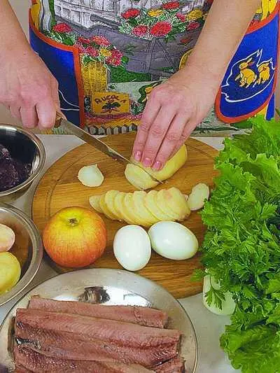 Картофель отварить очистить от кожицы нарезать кружочками Нарезанную - фото 137