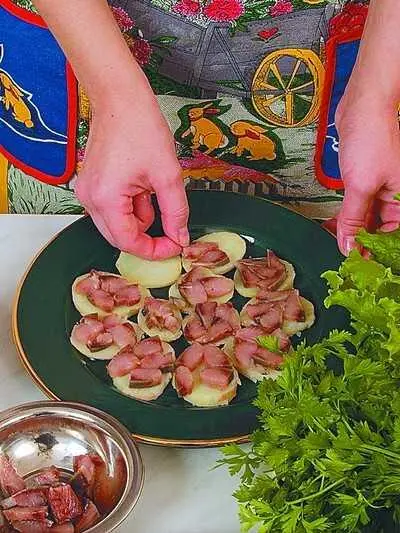 Нарезанную кусочками сельдь поместить на слой картофеля Сваренное вкрутую - фото 138