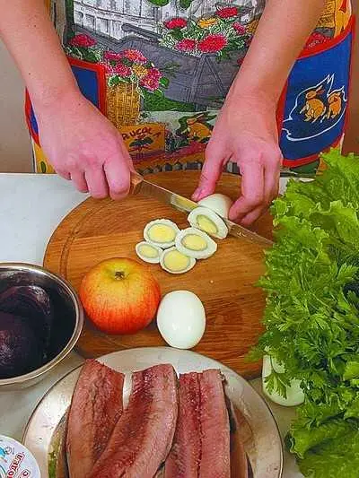 Сваренное вкрутую яйцо очистить от скорлупы и нарезать кружочками Яблоко - фото 139