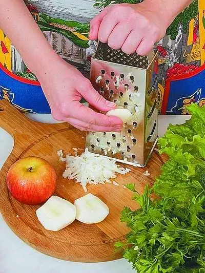 Яблоко очистить от кожицы измельчить на крупной терке предварительно удалив - фото 140