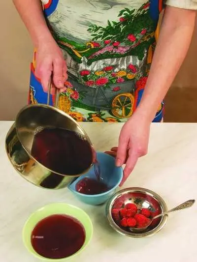 Желе разлить по формам для застывания Украсить готовое желе ягодами малины - фото 533