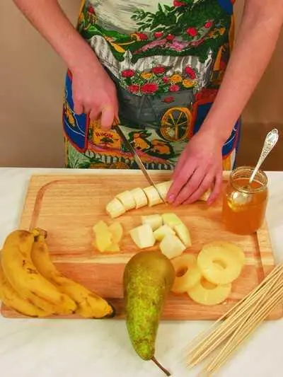 Очищенные бананы нарезать небольшими кусочками Подготовленную грушу нарезать - фото 536