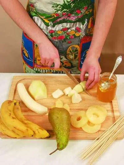 Подготовленную грушу нарезать крупными кубиками Подготовленные фрукты - фото 537