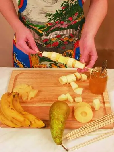 Подготовленные фрукты нанизать на шпажки Шашлычки смазать со всех сторон - фото 538