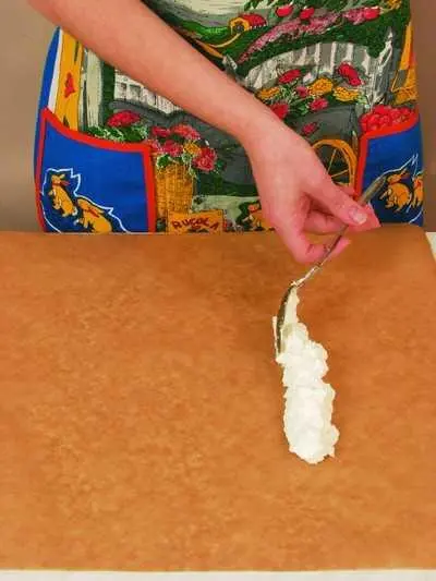 Полученную массу выложить в форме бананов на выстеленный пергаментной бумагой - фото 542