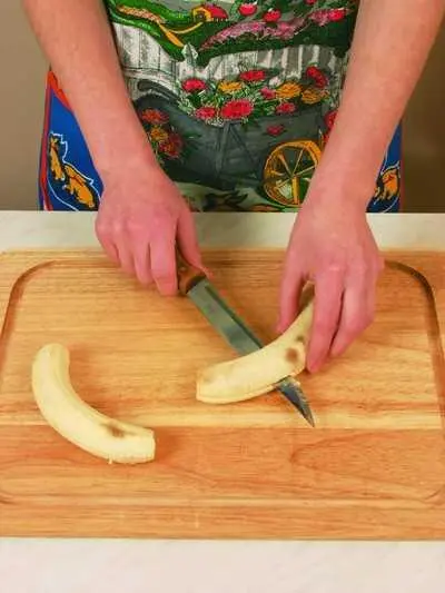 Очищенные бананы разрезать вдоль на 2 части Сливки с черникой взбить с - фото 543