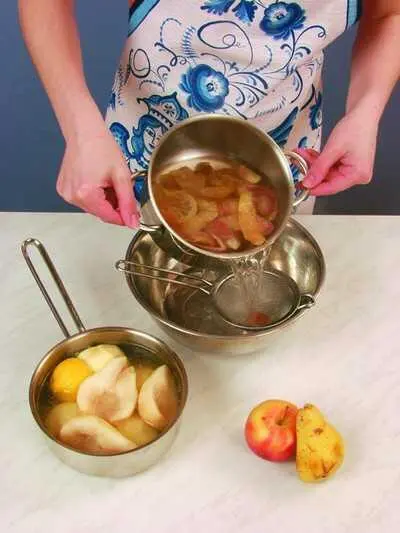 Готовый сироп процедить в глубокую емкость Яблоки и груши выложить в горячий - фото 548