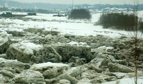 Лед на нижнем водохранилище за счет постоянного колебания уровня образует - фото 87