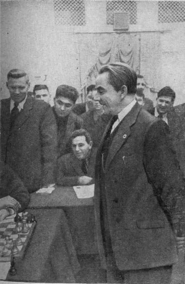 Забавная позиция 1951 г Лс1 36 Kpg2 Фh6 и угроза 37 Фh1 х - фото 79