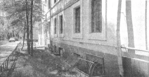 Были раньше в Москве такие дома со сквозными подъездами Входишь с улицы а - фото 26