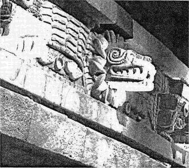 Старинные головы рептилий на стенах пирамиды Теотехуакана Они удивительно - фото 59