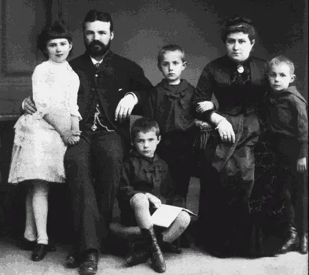 Иван Дмитриевич и Евдокия Ивановна Сытины со своими детьми Николаем - фото 118