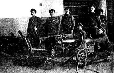 В мастерской На первом плане Максим обр 1910 г на треножном станке - фото 82