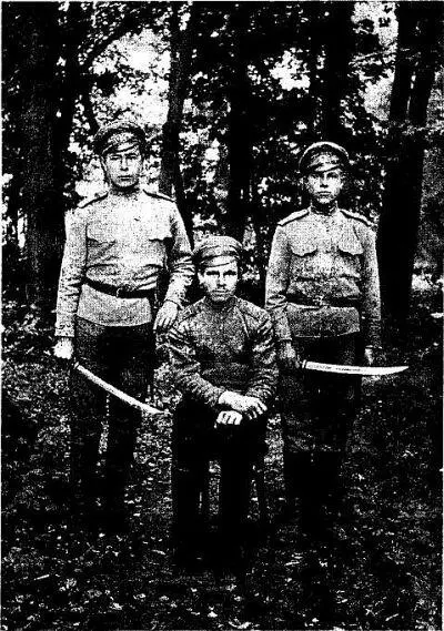 Чины пулеметной команды 1917 г Обратим внимание на знаки на погонах и бебуты - фото 94