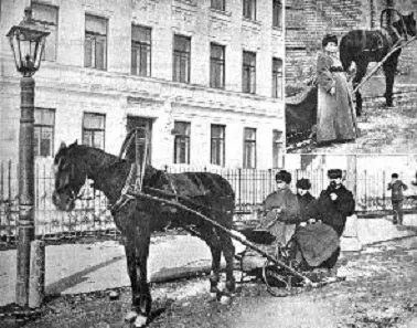 Первая в Москве женщинаизвозчица М О Иванова С годами деревянный храм - фото 35