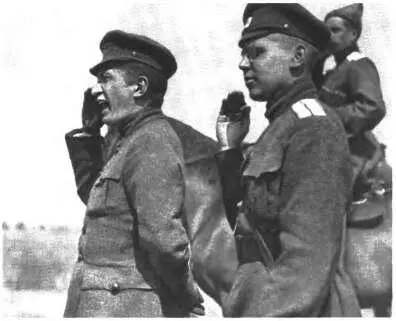 А Ф Керенский выступает на фронте перед солдатами Лето 1917 г Прибытие - фото 40