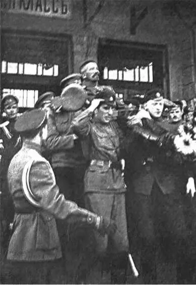 Встреча генерала Корнилова на Александровском ныне Белорусском вокзале в - фото 42
